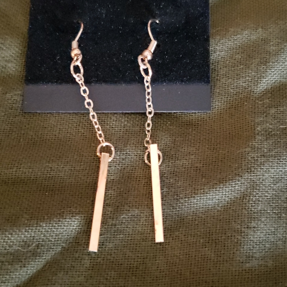 NEW Gold tone earrings 💥